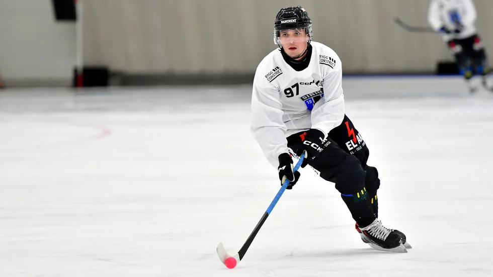 Alexander Härndahl är en av Sirius bästa spelare. Nu ger han besked om den närmaste framtiden och hur det är att inte få ut hela sin lön från klubben.
