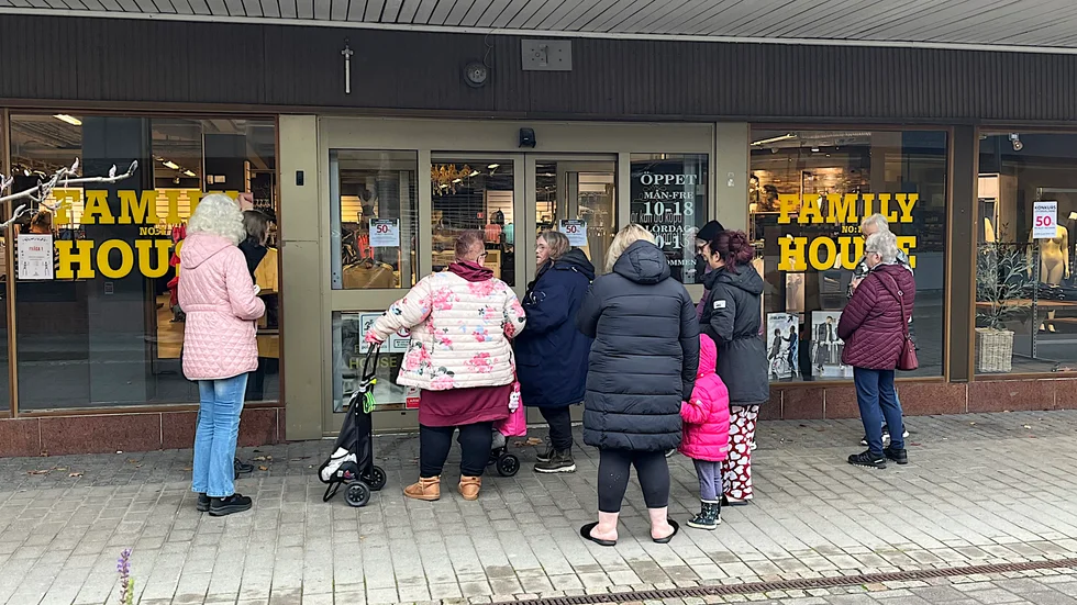 Konkursutförsäljningen inleddes klockan tio på torsdagsförmiddagen. Då hade ett tiotal Hultsfredsbor samlats utanför butiken.