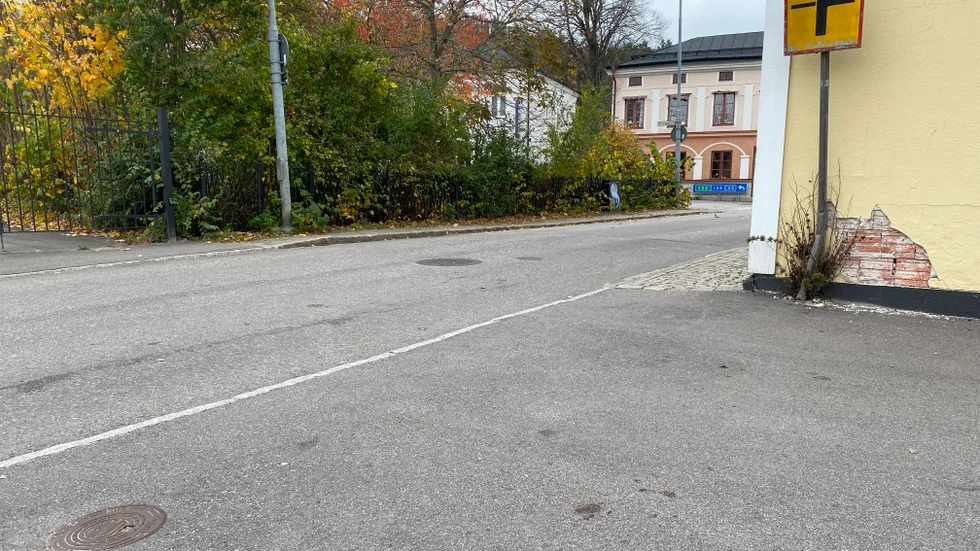 Det var vid Brogatan i Gamleby som den svåra misshandeln inträffade. Nu begärs två män i 20-årsåldern häktade för försök till mord.