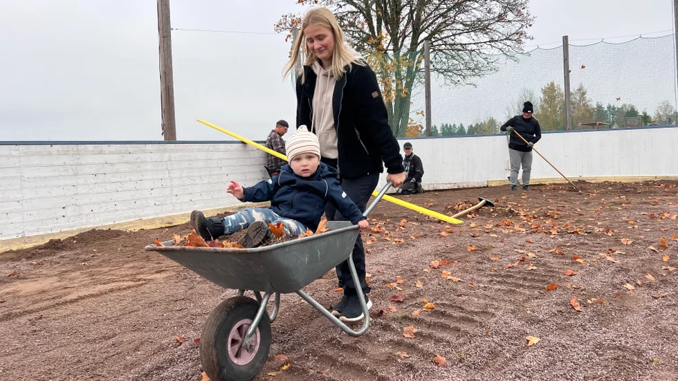 Jack Österberg och mamman Jennifer Urbäck i Tjällmo är två av alla ideellt engagerade människor som ger hopp om framtiden.