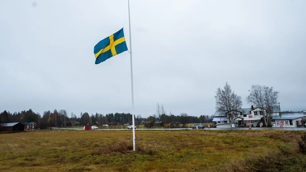 Flaggan varjar på halv stång i Örarna vid infarten till Brändön efter den tragiska dödsolyckan.