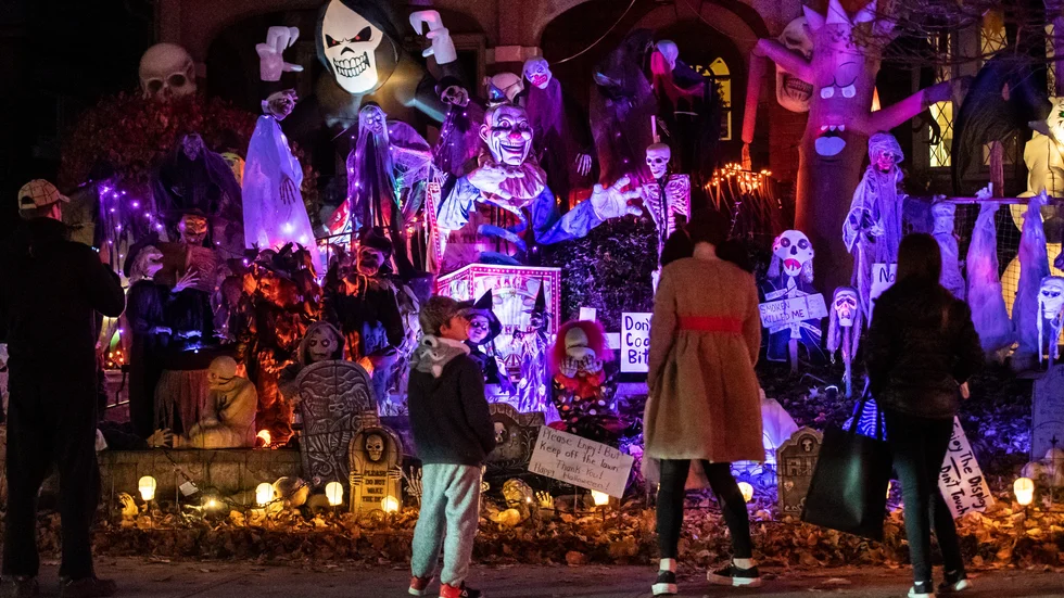 Läslovet och Halloween kommer hand i hand, som vanligt. 
Vad passar då bättre än att liva upp stämningen med årets bästa skräckböcker för barn? Bilden är från ett Halloweenfirande i Ottawa, Kanada.