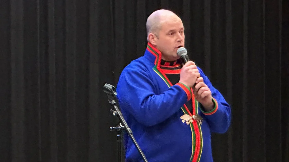 Jörgen Stenberg invigningsjojkade. Han höll också ett tal och pratade bland annat om hur renskötseln och samerna påverkas av utbyggnaden av vindkraft i norra Sverige.