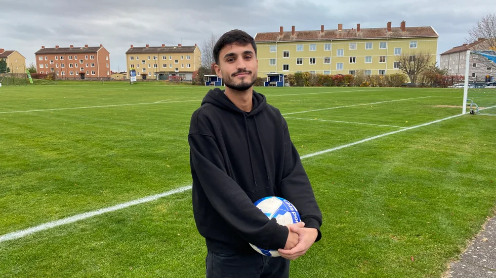 Issa Yaqubi är ytterbacken som skolades om till forward i LSW. I år blev det 20 mål i serien. Nu ska det avgöras på lördagen om LSW kan gå upp till division 3. MVT sänder hela dramat.