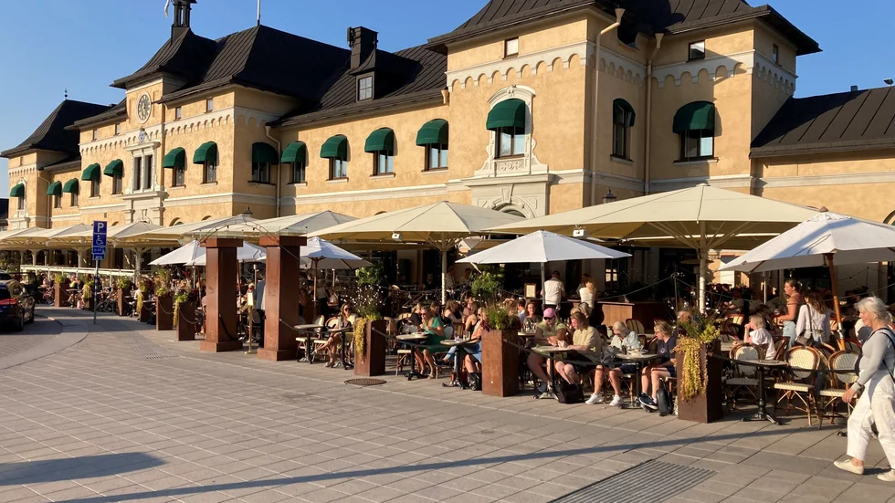 Välfyllt på Stationens uteservering när termometern visar 26 grader.