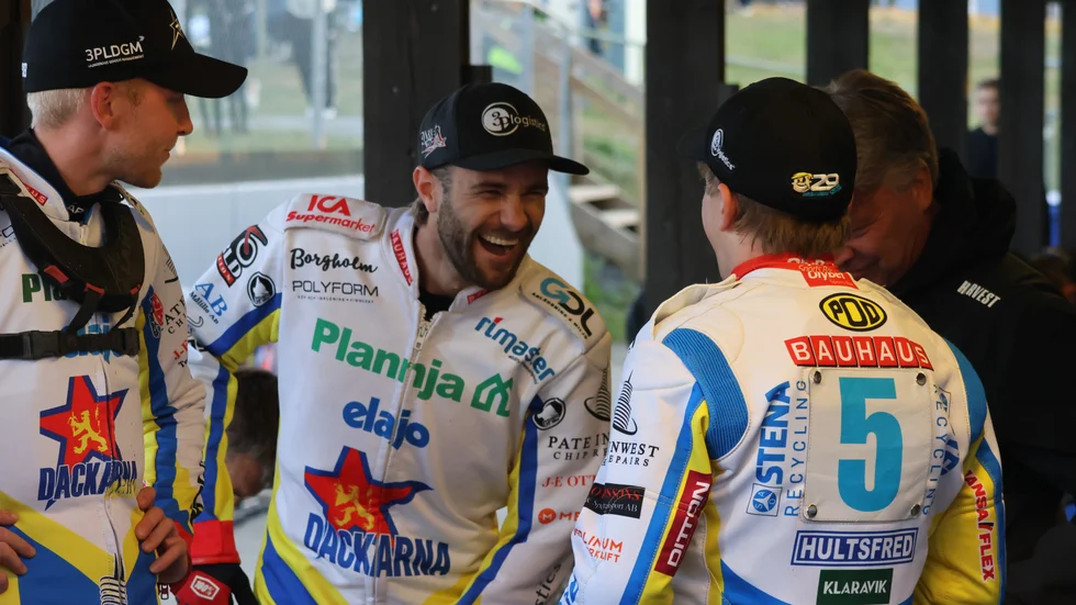 Rasmus Jensen, i mitten, stannar i Dackarna.