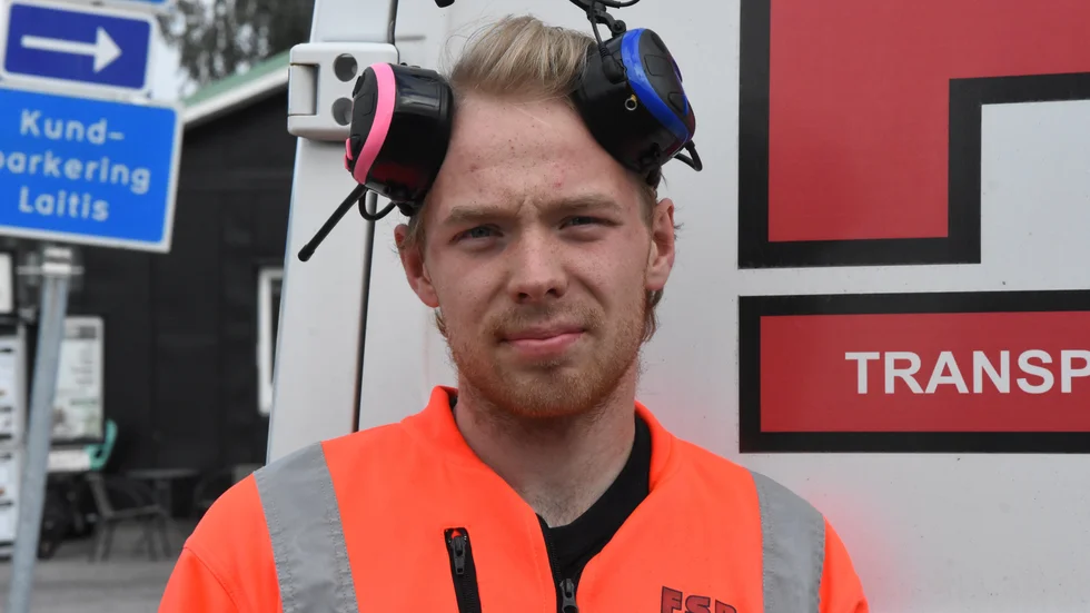 20-årige Jonathan Enkvist är en av yrkeschaufförerna som kan drabbas av neddragningen på Alviks trafik. "Beskedet kom som en chock. Ingen på jobbet visste något om vad som var på gång. Jag har inte riktigt hunnit tänka så mycket. Jag får försöka hitta ett annat jobb."