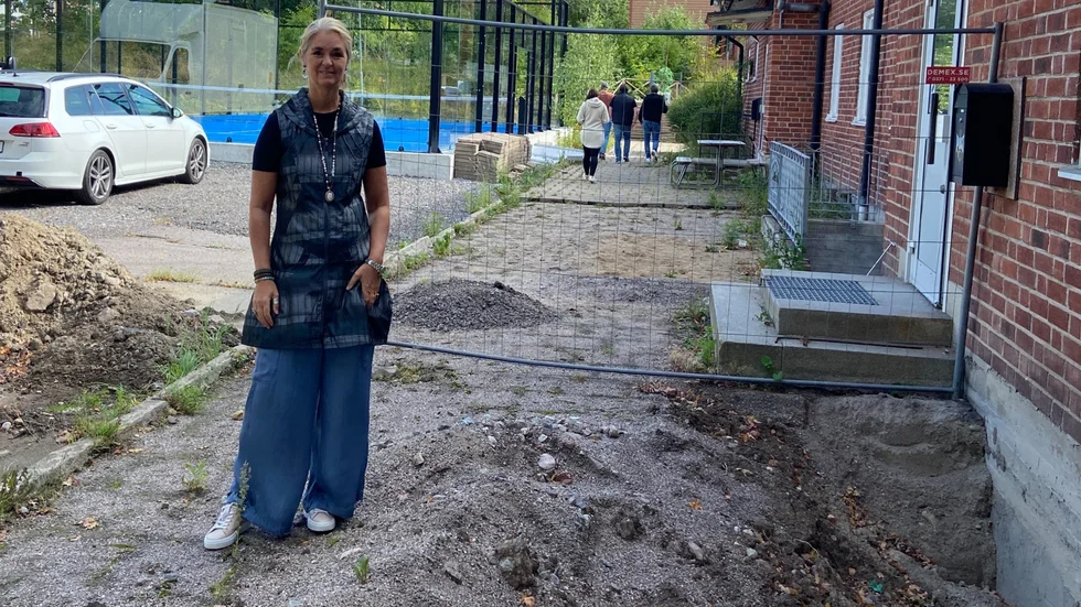 Företagaren Ylva Binder efter sin 17:e översvämning på Perrongen i Åkers styckebruk.