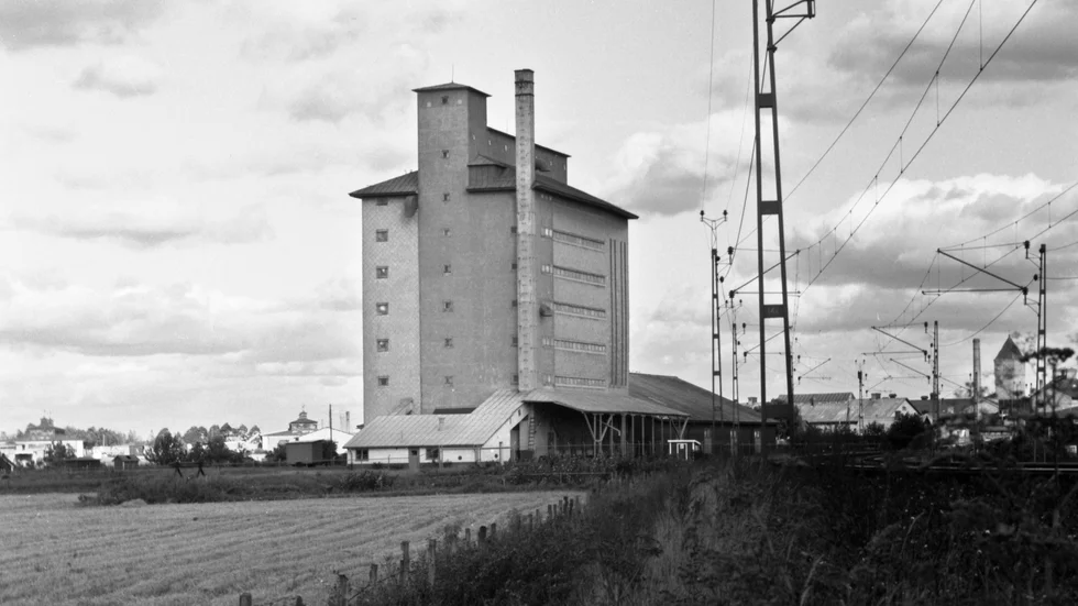 I juni 1918 togs spannmålslagerhuset vid Steninge i Linköping i drift. Det var det landets första färdigställda lagerhus och var en del av ett statligt program för beredskapslagring av spannmål. För ritningarna svarade arkitekten Gunnar Asplund.