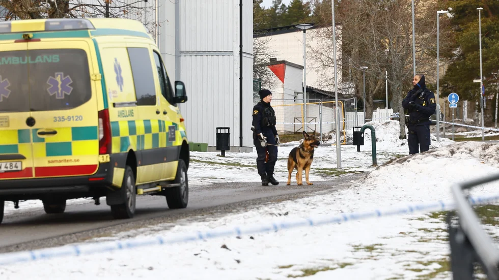 Polisinsats vid skolan i Upplands Väsby på onsdagen sedan en lärare knivskurits.