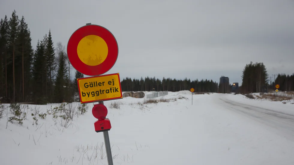 Hertsöfältet och Gräsörenvägen. I bakgrunden skymtar SSAB vid Gräsörenvägens slut.