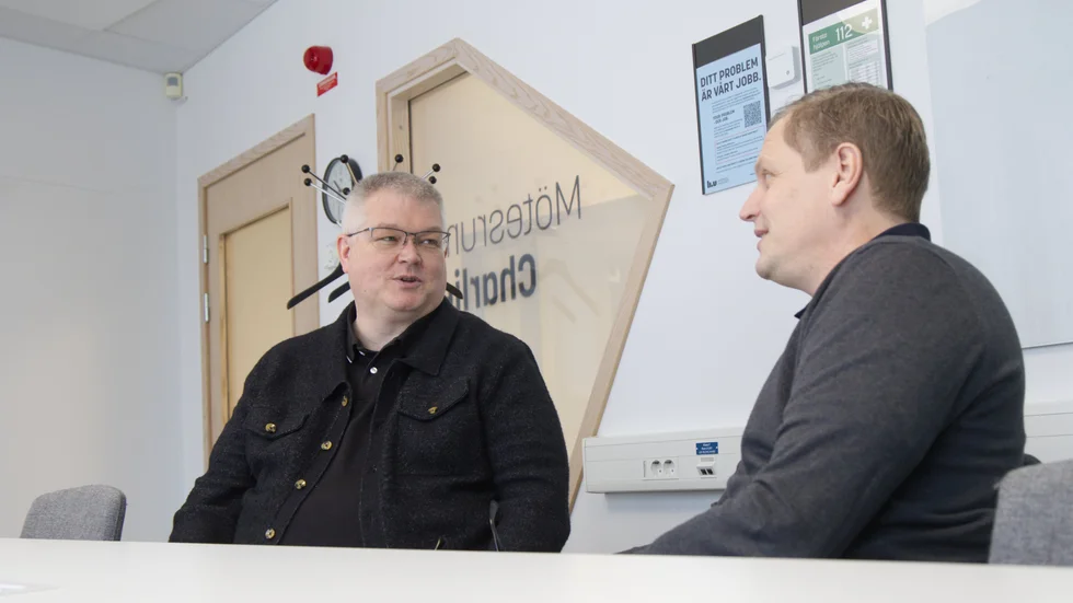 Joakim Nejdeby leder arbetet med universitetets digitala system medan Niklas Selander enhet ansvarar för genomförandet av tentamen.