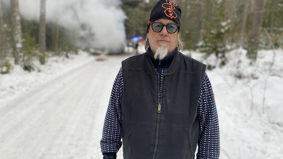 Rikard Mobergs bil började brinna mitt under färden.