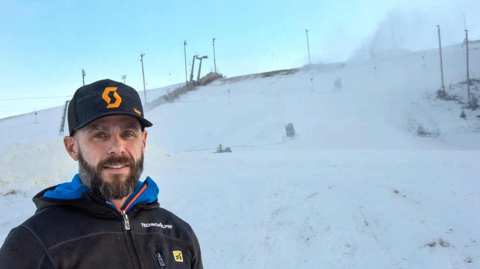 Gary Stewart har bråda dagar för att säkra snötillgången i Måttsundsbacken.