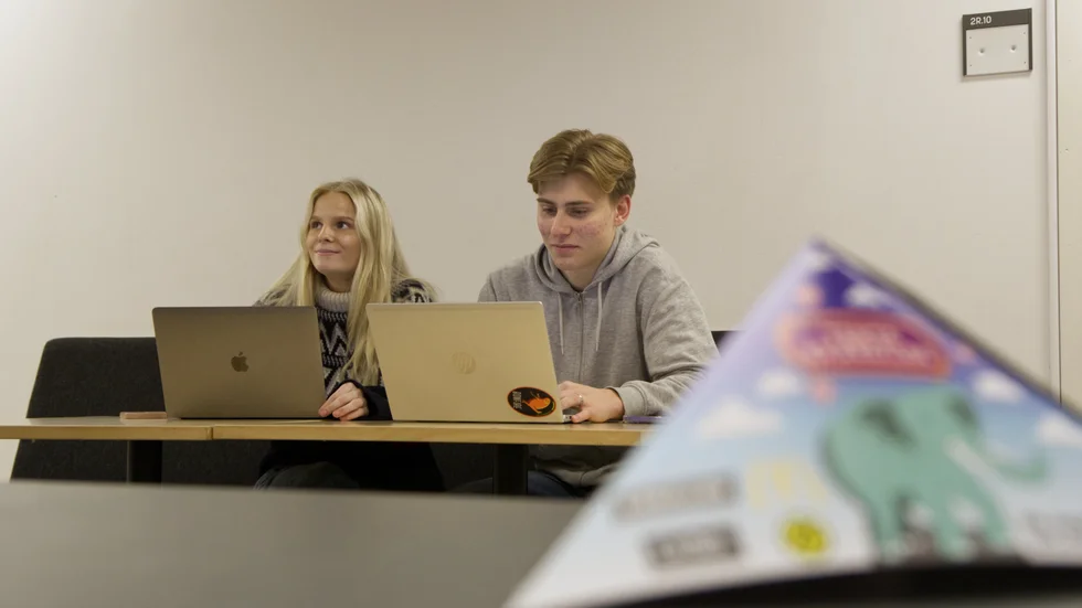 Mira Helmersson och Erik Svenlert känner båda till personer som har fuskat med hjälp av AI, men det är inget som de själva har testat på. 