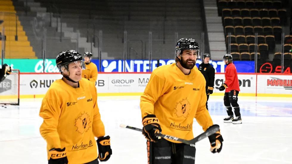 Oskar Nilsson och Luke Witkowski ser ut att bilda ett av tre backpar när Skellefteå AIK jagar ytterst viktiga poäng hemma mot Modo på torsdag. 