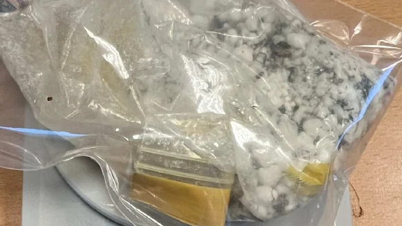 Amfetaminet hittades i en park i Luleå. Där hade mannen lagt det på marken och strött chips över det.