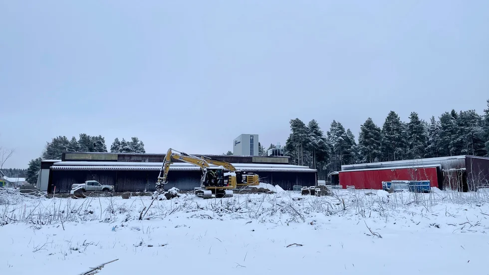 PNF har börjat med markförberedelserna och river en del av den gamla byggnaden för att kunna bygga den nya industrihallen.