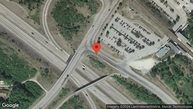 Ett körfält blockerat på grund av en stillastående personbil på väg 990