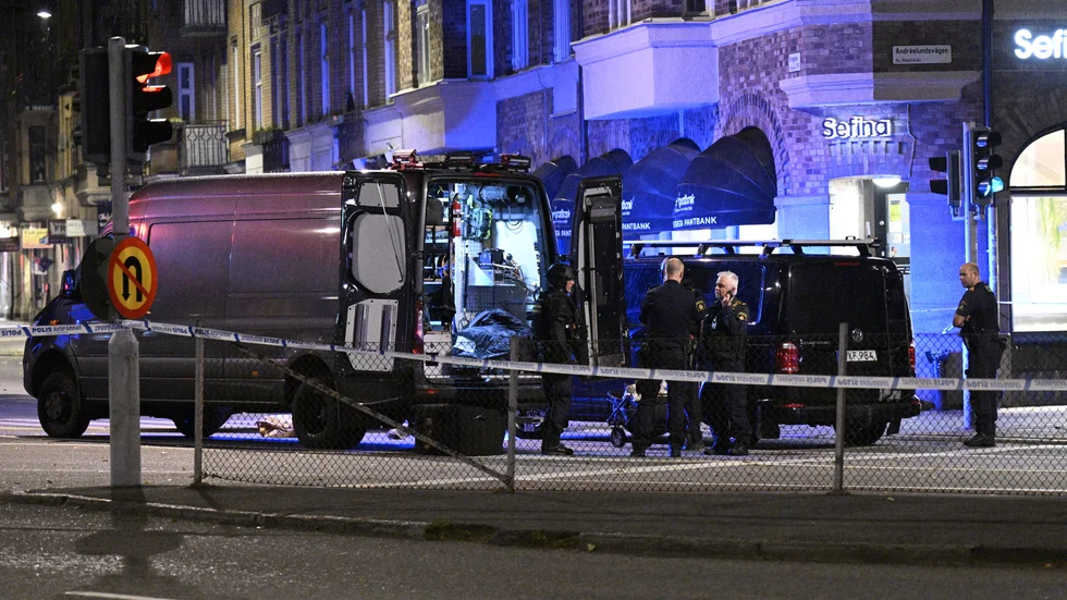 Polis, kriminaltekniker och bombtekniker med bombrobot på plats vid en restauranglokal i centrala Malmö efter larm om en detonation.
