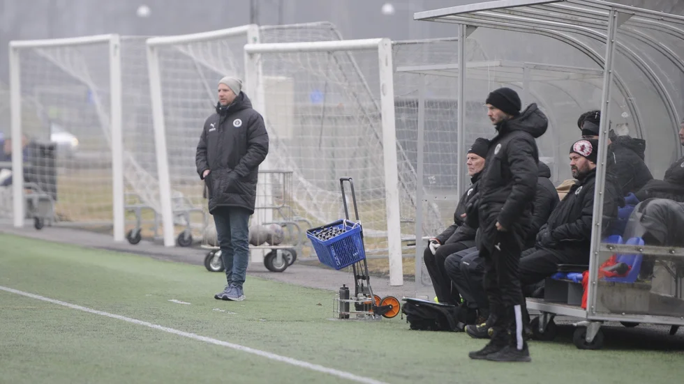 Magnus Karlsson till vänster och assisterande tränare Jonatan Hansson till höger har knappt en månad på sig innan allvaret börjar. 