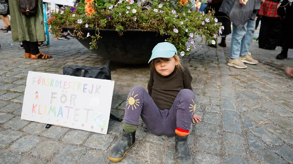 Skribenten uppmanar folk att engagera sig för klimatet för framtida generationers skull.