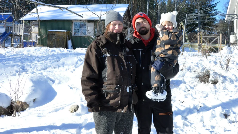 Åsa Hävermark och Dado Kovacevic, med sonen Aron, 2 år, säger att de nu ska kontakta Försvarsmakten för att se om de också kan få sitt vatten testat.