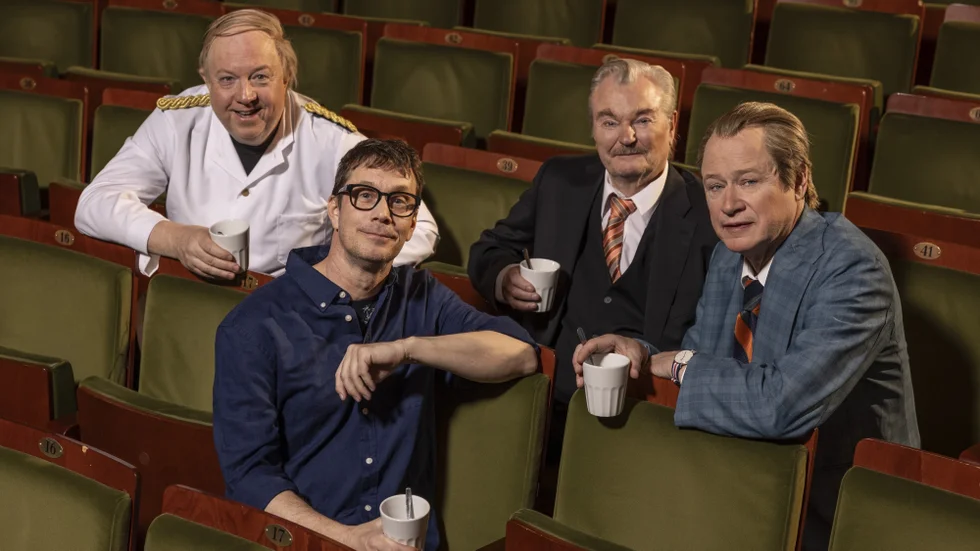Peter Dalle, Ola Forssmed, Robert Gustafsson och Anders Jansson är några av veteranerna som spelar i föreställningen "Out of order" (svensk titel: "Trassel") som har premiär på Oscarsteatern i Stockholm den 13 september. 