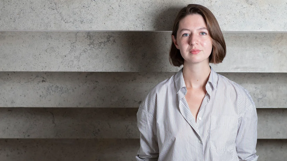 Sally Rooney är en irländsk författare. Hon debuterade 2017 med romanen "Samtal med vänner". Senast gav hon 2021 ut den hyllade boken "Vackra värld, var är du".