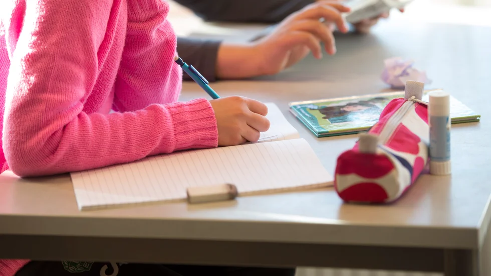 "Vikarien uppträdde olämpligt och kränkande mot elever", säger rektorn vid en grundskola i Eskilstuna. Bilden är en genrebild.
