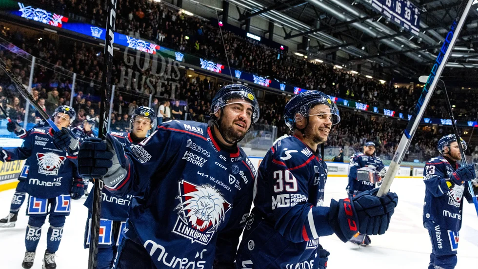 LHC-målskyttarna Remi Elie och Ty Rattie jublar efter segern mot HV 71. Tre vunna poäng och en bra start SHL-säsongen.