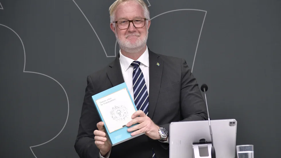 Utbildningsminister Johan Pehrson (L) under måndagens  pressträff där han tog emot ett delbetänkande från utredningen om vinst i skolan.