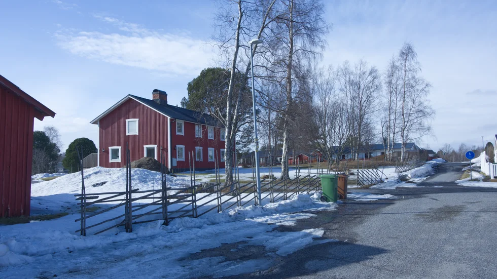 Gammal gård från 1909 på Tärngränd på Hertsön. Miljö- och byggnadsnämnden har beviljat bygglov för nio mindre villor på tomten, trots grannarnas invändningar.