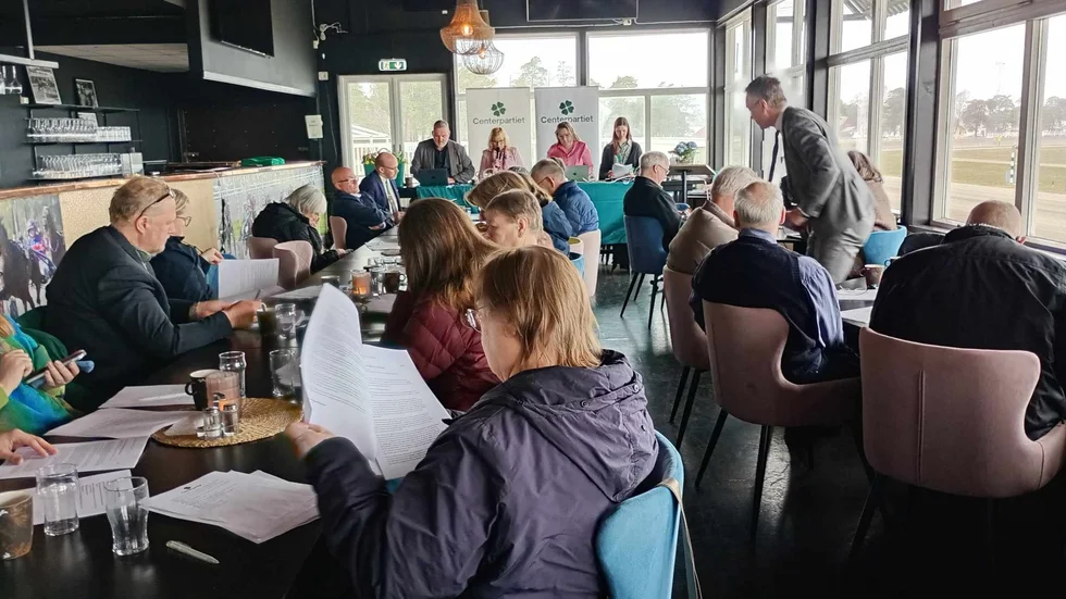 Centerstämma på Visbytravet, med Lars Thomsson (C) i startblocket på väg mot talarstolen. ”Ett uppenbart revanschsuget gäng, suget på att återta makten på Gotland”, konstaterar Gotlänningens ledarskribent.