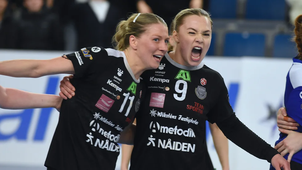 Sara Nordström och Lisa Hansson jublar efter segern mot Helsingborg. Nu har bodensarna allt i egna händer.