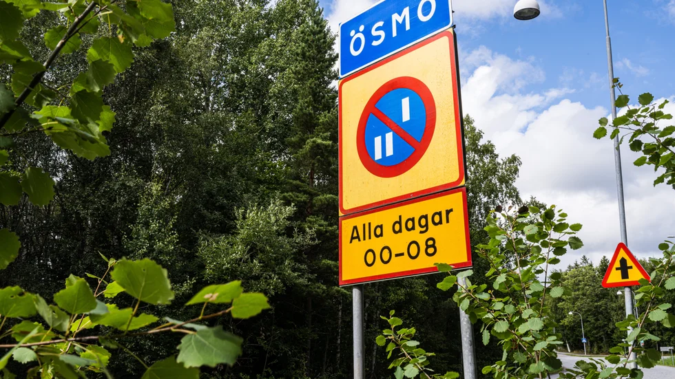 I Ösmo hittades en tonårspojke mördad i slutet av juli 2023. Den 18 augusti hittades ännu en pojke mördad. Misstänkt för båda morden är en man som i januari dömdes till många års fängelsestraff för knarkhantering i Katrineholm.