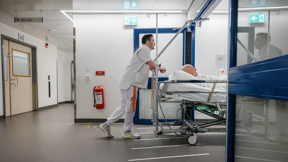 250305 Rottweilern bet av hans arm: "Trodde jag skulle amputeras"
Allt fler människor blir bitna av hundar så svårt att de måste få sjukhusvård. Uppsalabon Anders Asplund trodde att han skulle dö när han attackerades en höstdag i fjol. Operation på Akademiska sjukhuset. 
Foto: Adam Wrafter