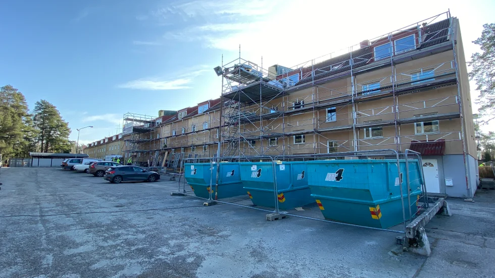 De 122 lägenheter som rotrenoveras just nu ingår i fastigheterna Hällby-Ökna 1:175 och 1:179, med byggår 1963. Av totalkostnaden på cirka 166 miljoner är 82 procent självfinansierat, resten lån.