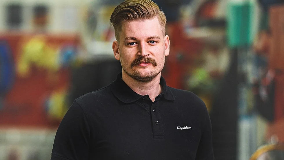 Anton Frilund är däckspecialist på Engströms Bil.