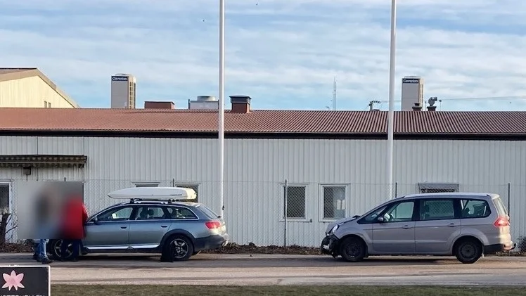 Bilarna som kolliderat flyttades snabbt så att trafiken på Kungsgatan kunde flyta på som vanligt igen.