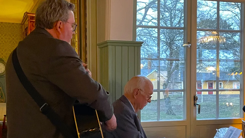 Lars-Erik Gottlander och Roger Bergvall ackompanjerar allsången.