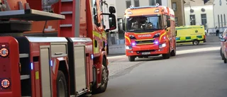 Larmades om brand i byggnad – rök kom från en bil