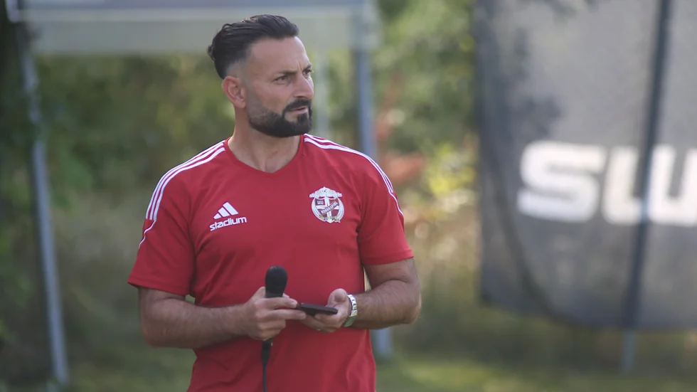 "Vi har ju alltid varit en förening som dragit ett stort socialt ansvar och nu gör vi det med privata pengar som kommer från oss eldsjälar. Det är ju tyvärr inte hållbart på sikt", säger Simon Dogan, sportchef i Adas United.