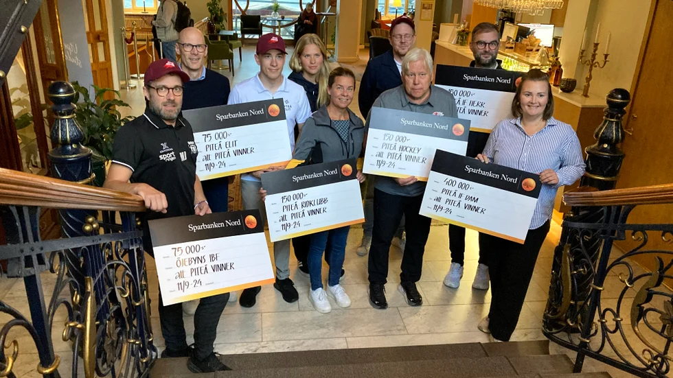 Nya stiftelsen Piteå vinner har gjort sin första utdelning. Sex olika föreningar fick tillsammans ta emot en miljon kronor. PIF dam fick största checken värd 400 000. "Det här är en summa som gör skillnad", säger klubbens ordförande Jennie Kaarle, längst fram till höger i bild.