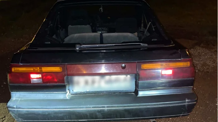I oktober 2023 stoppade polisen en bil som vinglade fram i Vena. Det visade sig att föraren saknade körkort, var drogpåverkad och hade droger samt en yxa och sex knivar i bilen.