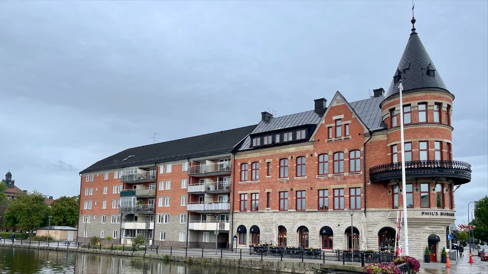 Området nedanför fastigheten på Kungsgatan 1 har spärrats av.