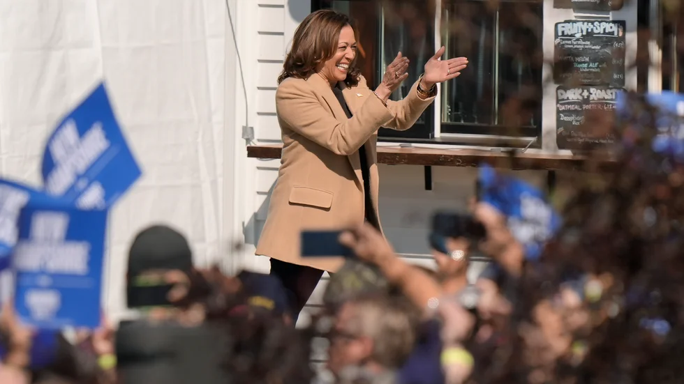 "Kamala Harris har inte råd att verka slapp i migrationsfrågan. Men USA har inte heller råd att avstå påfyllningen av arbetande människor." skriver Niklas Ekdal.
