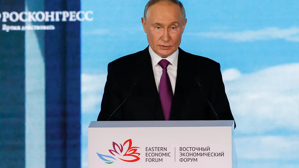 Vladimir Putin i talarstolen i Vladivostok.