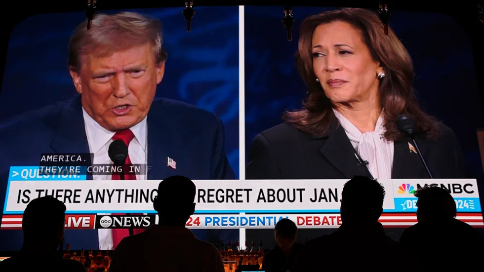 Människor följer valdebatten mellan Republikanernas Donald Trump och Demokraternas Kamala Harris.