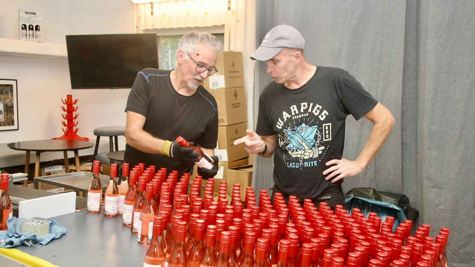 Urban Malmbom och Lars Normark jobbar med vinproduktionen.